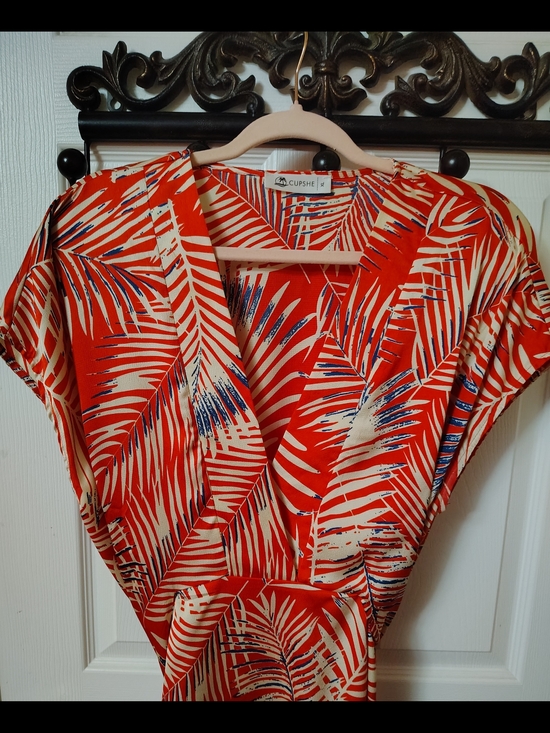 Cupshe Dresses & Skirts - Cupshe Red Palm Print Wrap Dress